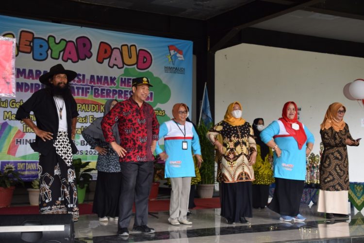Gebyar Paud, Bupati Banyumas Menari Bersama Ratusan Anak