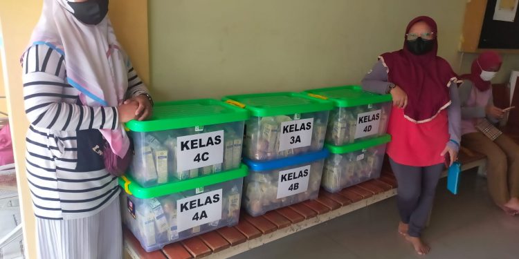 PMTAS Di Berikan Ke Anak Didik SDN Pademangan Barat Jakut