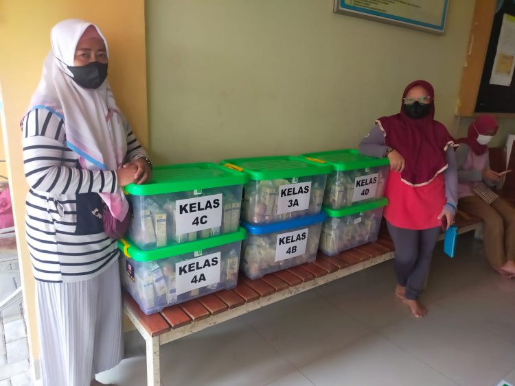 PMTAS Di Berikan Ke Anak Didik SDN Pademangan Barat Jakut