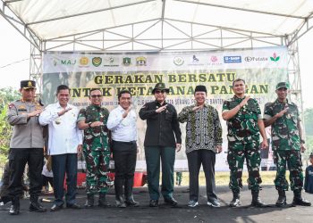 Pj Gubernur Banten Al Muktabar Dampingi Wamentan dan Pangdam III Siliwangi Panen Raya Jagung