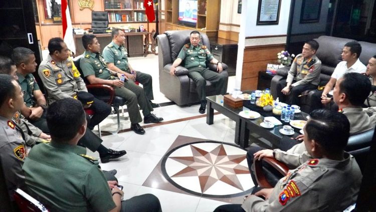 Kapolrestabes Surabaya dan Danrem 084 / Bhaskara Jaya Berkomitmen Siap Menjaga Keamanan dan Ketertiban Kota Surabaya