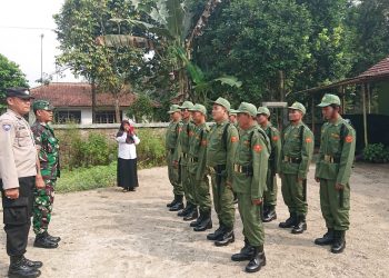 Polsek Kaligondang Beri Pelatihan Linmas Desa Selakambang