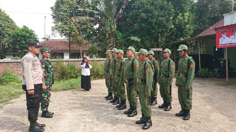 Polsek Kaligondang Beri Pelatihan Linmas Desa Selakambang