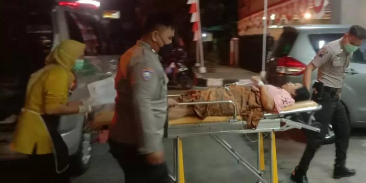 Respon Cepat, Polisi Polsek Bojongsari Jadi Sopir Ambulans Antar Pasien ke Rumah Sakit