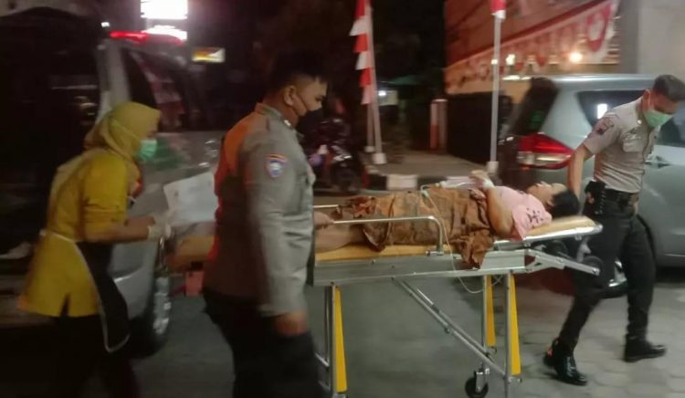Respon Cepat, Polisi Polsek Bojongsari Jadi Sopir Ambulans Antar Pasien ke Rumah Sakit