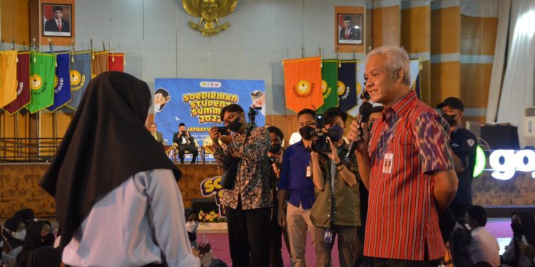 Hadiri Ospek Unsoed, Ganjar Pranowo Berinteraksi Dengan Mahasiswa Baru