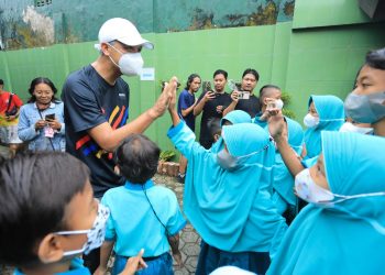 Siswa SLB B Yakut Purwokerto Sapa Ganjar Pranowo Dengan Bahasa Isyarat