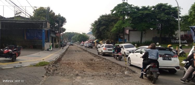 Proyek Peningkatan Jalan BSD Senilai Rp.10 Milyar Diprotes Warga