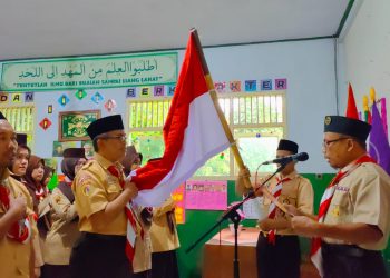 Ketua Mabigus dan Ketua Gudep MI Ma’arif NU 1 Pageraji Dilantik