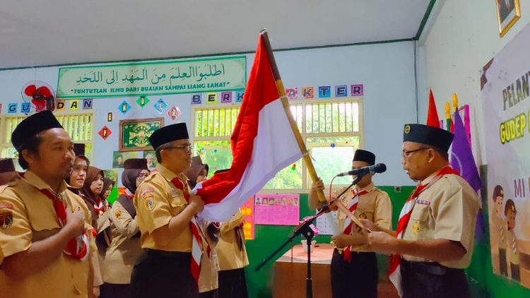 Ketua Mabigus dan Ketua Gudep MI Ma’arif NU 1 Pageraji Dilantik