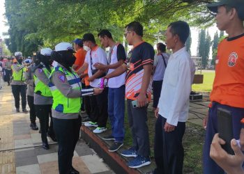Polwan Polres Purbalingga Bagikan Minuman, Snack dan Permen saat Pengamanan Unras