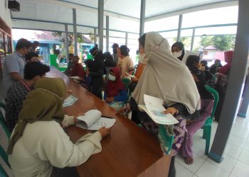 Warga Kalucupak Kidul Kalibagor Terima BLT BBM Tahap 2