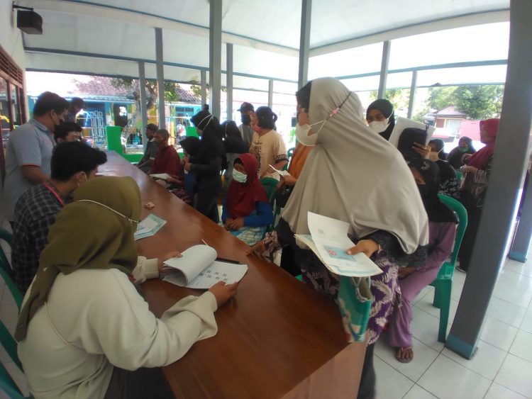 Warga Kalucupak Kidul Kalibagor Terima BLT BBM Tahap 2
