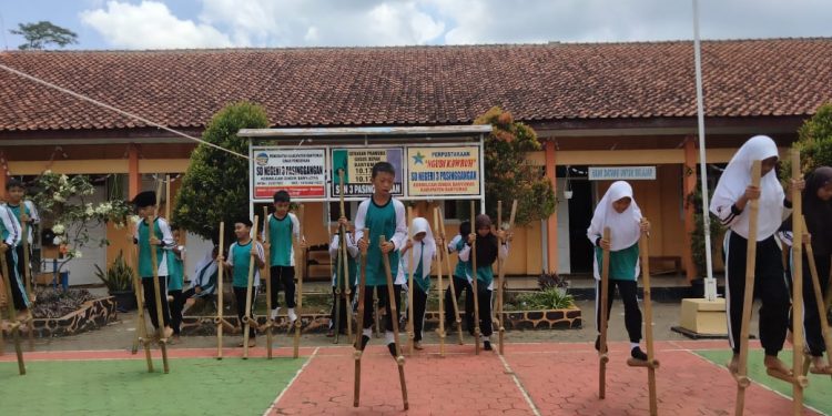 Siswa SDN 3 Pasinggangan Banyumas Dikenalkan Permainan Tradisional