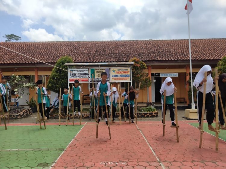 Siswa SDN 3 Pasinggangan Banyumas Dikenalkan Permainan Tradisional