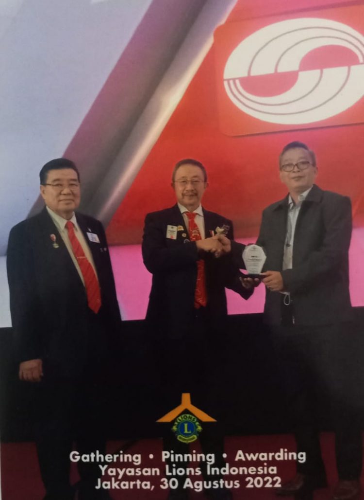 Yayasan Lions Club Indonesia Memberikan Penghargaan Untuk Indah Kiat Serang
