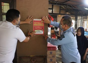 Bapenda Kabupaten Tangerang Tempelkan Stiker Pengingat Bagi Penunggak Pajak