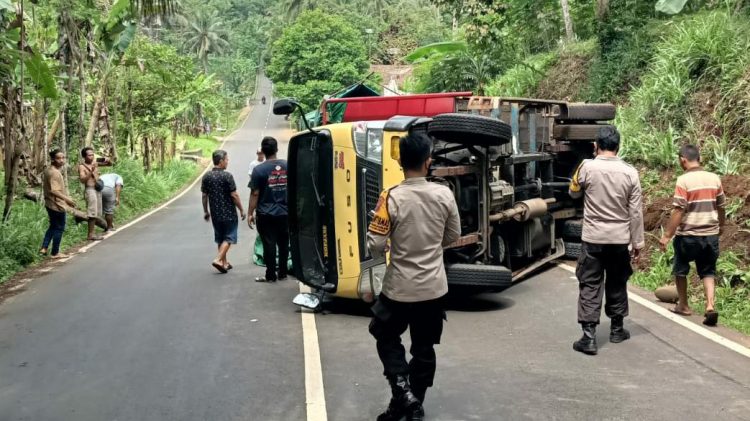 Truk Bermuatan Pakan Ternak Terguling di Kejobong