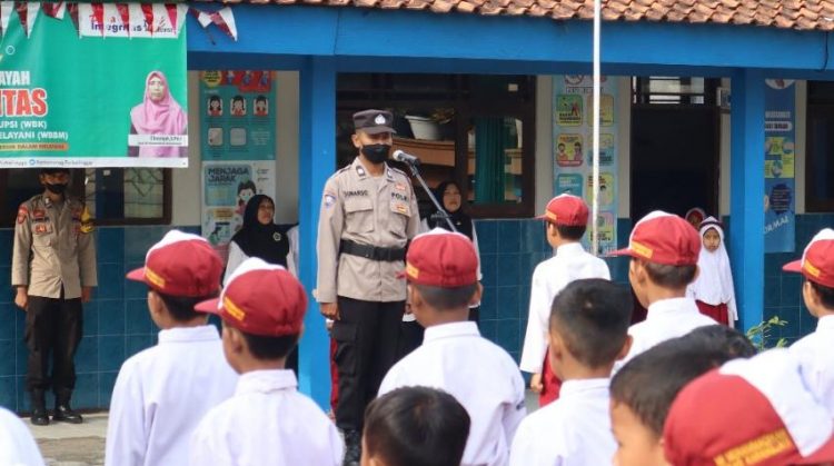 Jadi Pembina Upacara di Sekolah, Ini yang Disampaikan Polisi Polsek Rembang