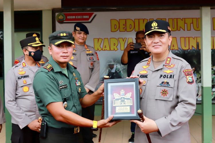 Kunjungi Kodim 0302/Inhu, Kapolda Riau Irjen Iqbal : Jaga dan Tingkatkan Sinergitas Soliditas TNI – Polri Untuk Masyarakat