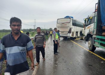 Mobil Bus VS Dump Truck, 1 Meninggal Dunia 6 Luka Ringan