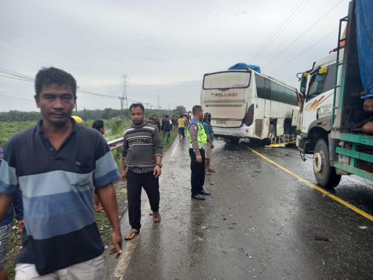 Mobil Bus VS Dump Truck, 1 Meninggal Dunia 6 Luka Ringan