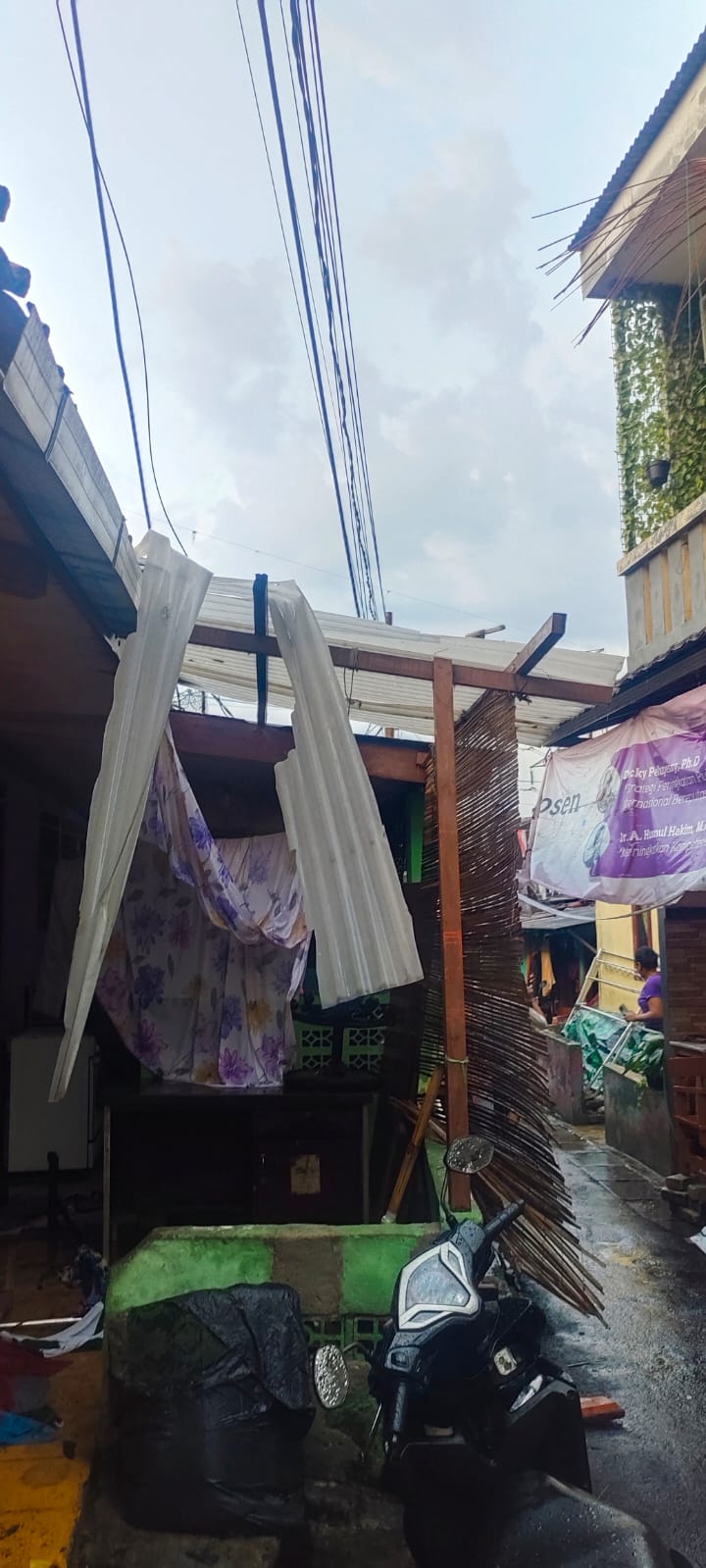 Puluhan Rumah di Ciputat Tangsel Rusak Akibat Hujan Serta Badai