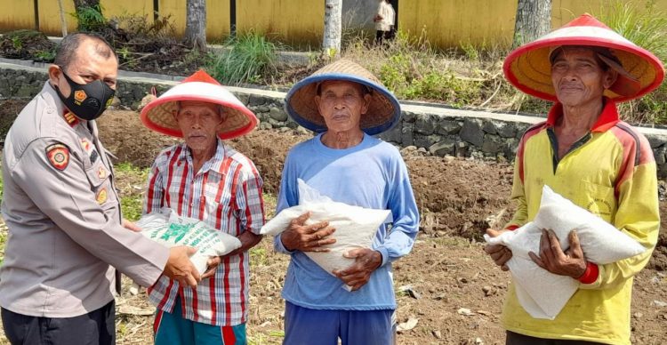 Polsek Bojongsari Gelar Patroli Sekaligus Bagikan Bantuan Sosial