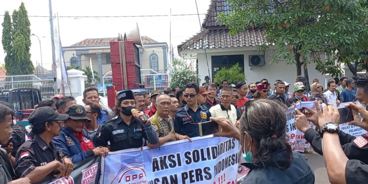 Aksi Ribuan Wartawan Akan Berlanjut di Mabes Polri dan Kemendagri, Ini Tuntutan Aksi Wartawan di Pemkab Karawang, Pelaku Masih Belum Ditahan, Aksi Berlanjut di Jakarta