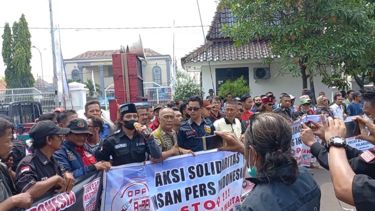 Aksi Ribuan Wartawan Akan Berlanjut di Mabes Polri dan Kemendagri, Ini Tuntutan Aksi Wartawan di Pemkab Karawang, Pelaku Masih Belum Ditahan, Aksi Berlanjut di Jakarta