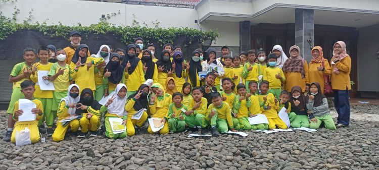 Para Siswa SDN 8 Kranji Purwokerto Outing Class Ke Beberapa Lokasi Niaga Batik, Mino Nopia, Museum Wayang Di Banyumas Dan Keramik Banjarnegara