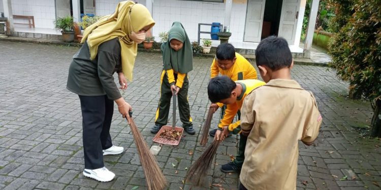 Peringati WCD 2022, Pramuka Baturraden Gelar Aksi Bersih-bersih Serentak