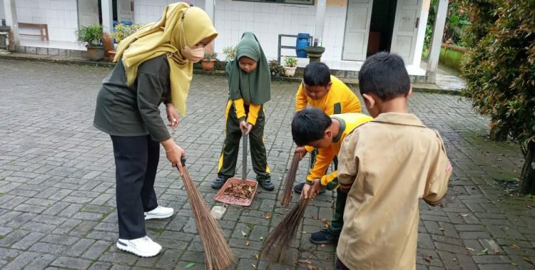 Peringati WCD 2022, Pramuka Baturraden Gelar Aksi Bersih-bersih Serentak