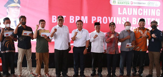 Pertama di Indonesia, Penjabat Gubernur Banten Al Muktabar Salurkan BLT BBM dari APBD