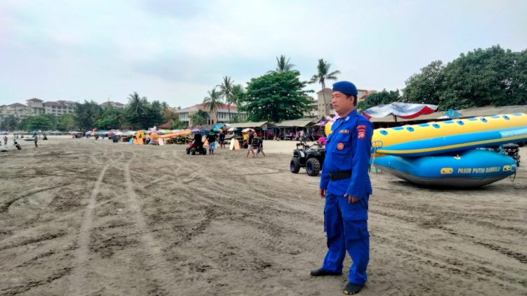 Ditpolairud Polda Banten Laksanakan  Sambang dan Berikan Himbauan Kepada Pengunjung Pantai