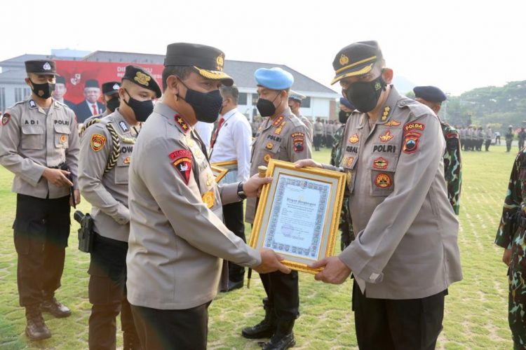 Kapolda Jateng Berikan Penghargaan Pada 9 Satwil Dan 168 Personil Berprestasi