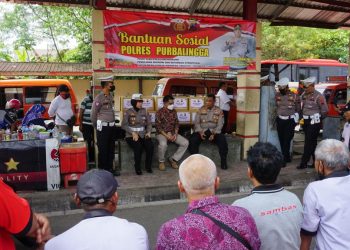 Kapolres PurbaIingga Jalin Komunikasi Sekaligus Serahkan Bansos Bagi Sopir Angkot