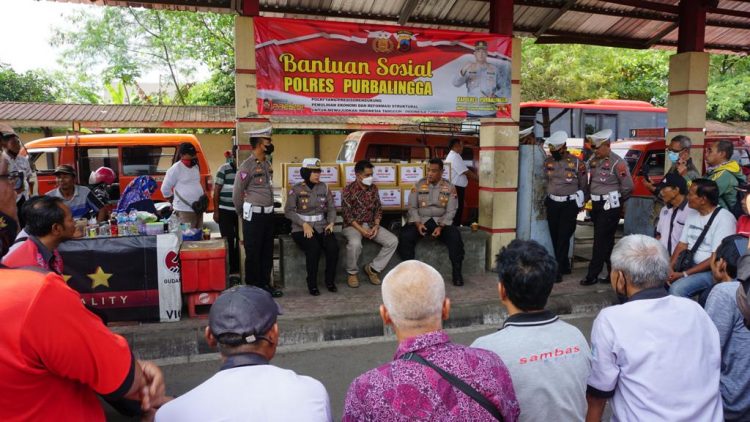 Kapolres PurbaIingga Jalin Komunikasi Sekaligus Serahkan Bansos Bagi Sopir Angkot