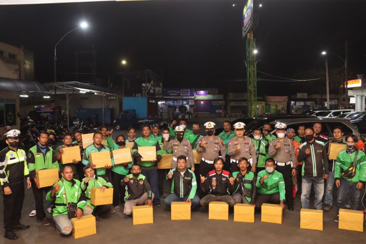 Polres Purbalingga Salurkan Bantuan Bagi Pengemudi Ojol