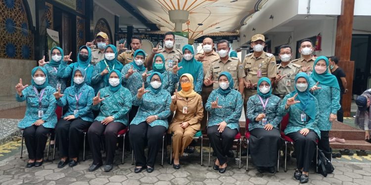 Feri Farhati, Ketua TP PKK Provinsi Jakarta Monitoring Pelaksanaan Kegiatan Bulan Imunisasi Anak Nasional di Masjid Jami Al Inayah Cipedak Jakarta Selatan