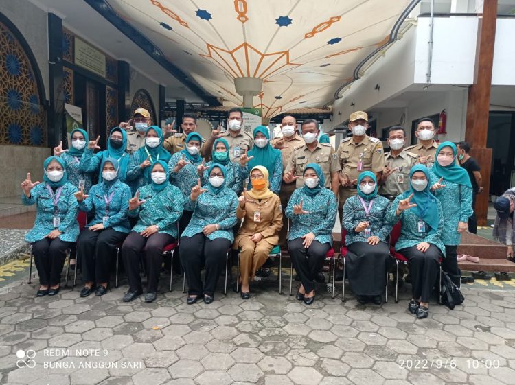 Feri Farhati, Ketua TP PKK Provinsi Jakarta Monitoring Pelaksanaan Kegiatan Bulan Imunisasi Anak Nasional di Masjid Jami Al Inayah Cipedak Jakarta Selatan