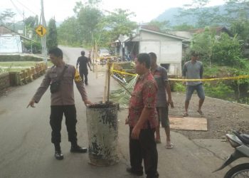 Talud Jalan Longsor, Polsek Rembang Pasang Garis Polisi di Lokasi