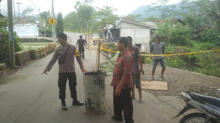 Talud Jalan Longsor, Polsek Rembang Pasang Garis Polisi di Lokasi