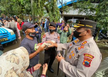 Baksos Serentak, Polres Purbalingga Bagikan Beras dan Sayuran