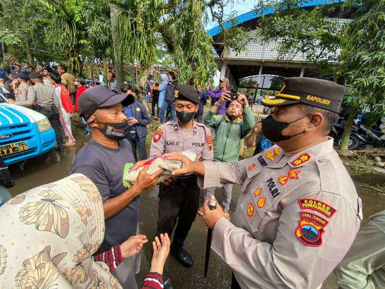 Baksos Serentak, Polres Purbalingga Bagikan Beras dan Sayuran