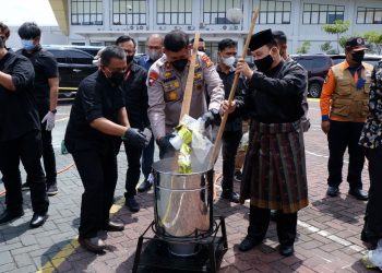 Polda Riau Musnahkan 243 Kg Sabu dan 405.527 Butir Ekstasi dari Jaringan Narkoba Internasional