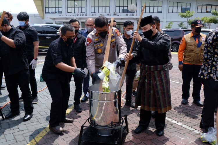 Polda Riau Musnahkan 243 Kg Sabu dan 405.527 Butir Ekstasi dari Jaringan Narkoba Internasional