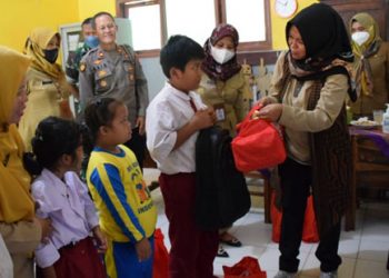 Kunjungi Anak Disabilitas di SDN Cilaku, Ny Erna Husein Terharu