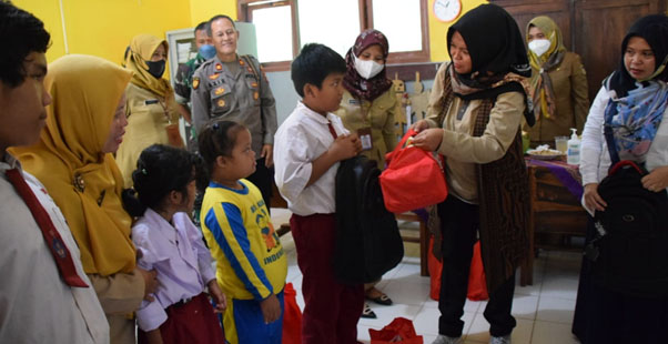 Kunjungi Anak Disabilitas di SDN Cilaku, Ny Erna Husein Terharu