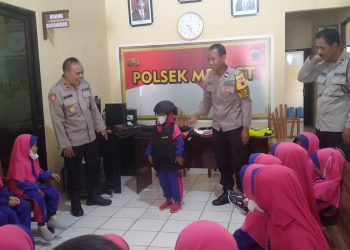 Mapolsek Mrebet Digeruduk Siswa TK BA Aisiyah Selaganggeng